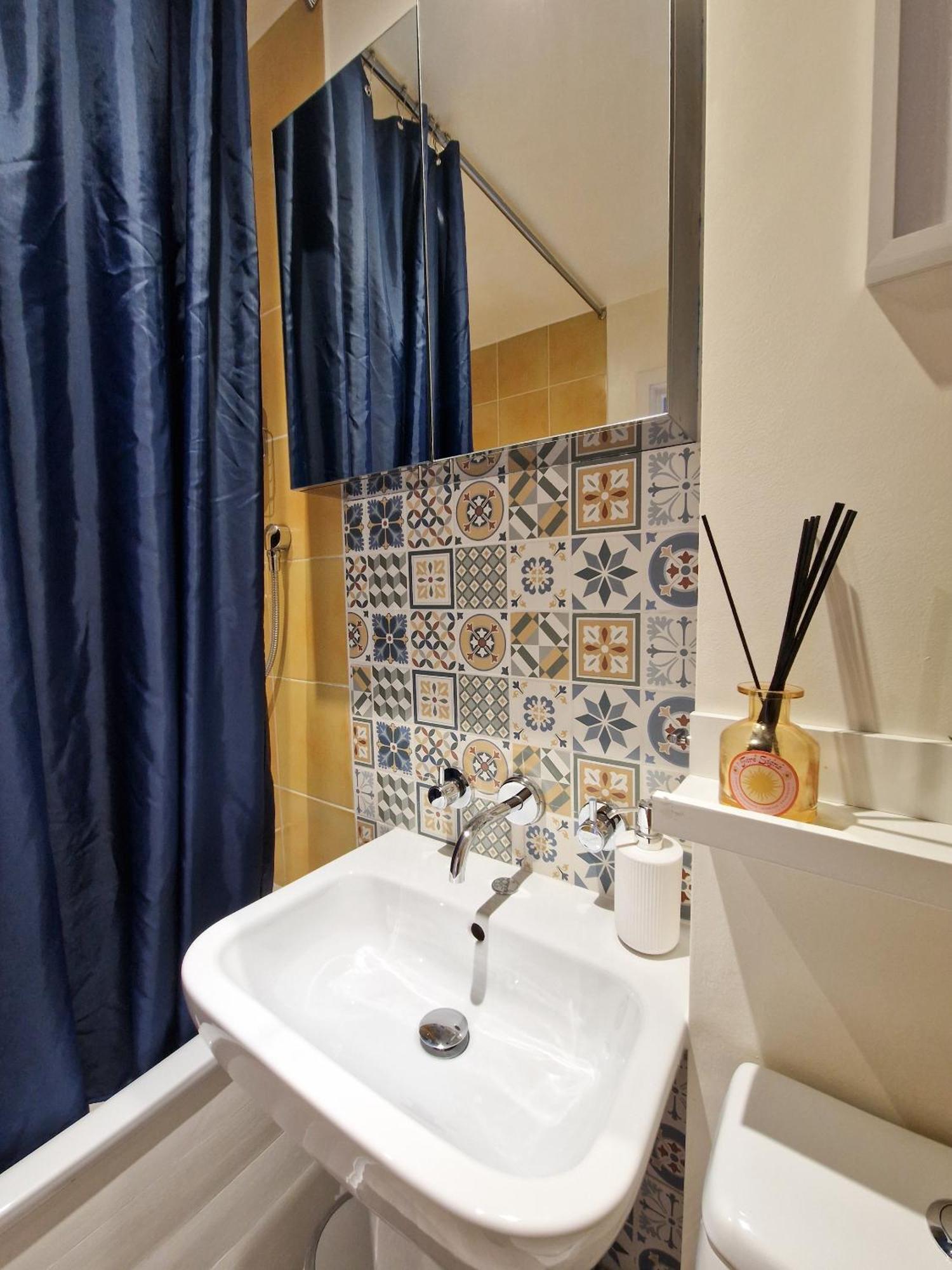 Apartment 1-bed Apartment, Close To Kensington Olympia With Free Wi-fi & Netflix *