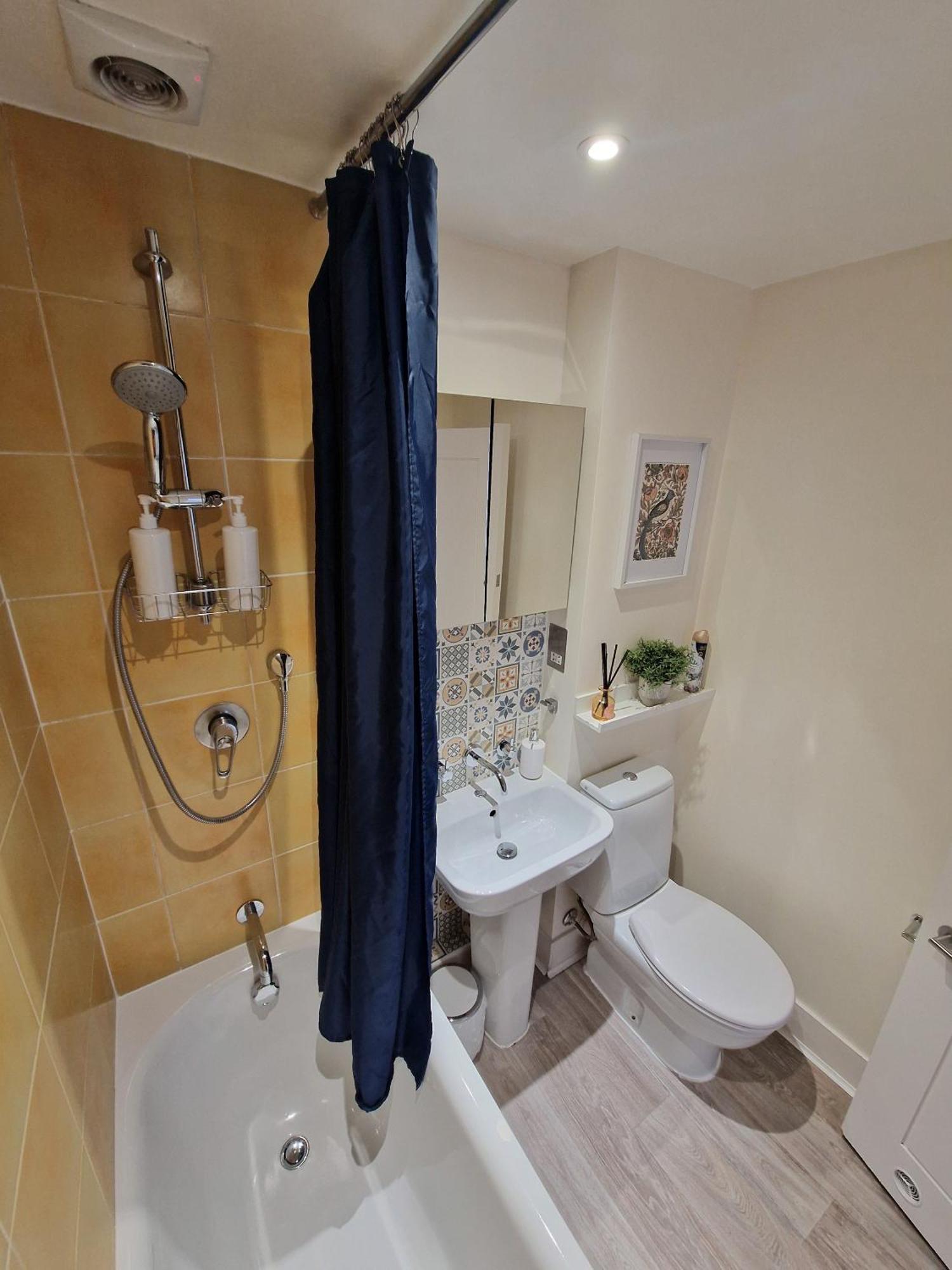 1-bed Apartment, Close To Kensington Olympia With Free Wi-fi & Netflix