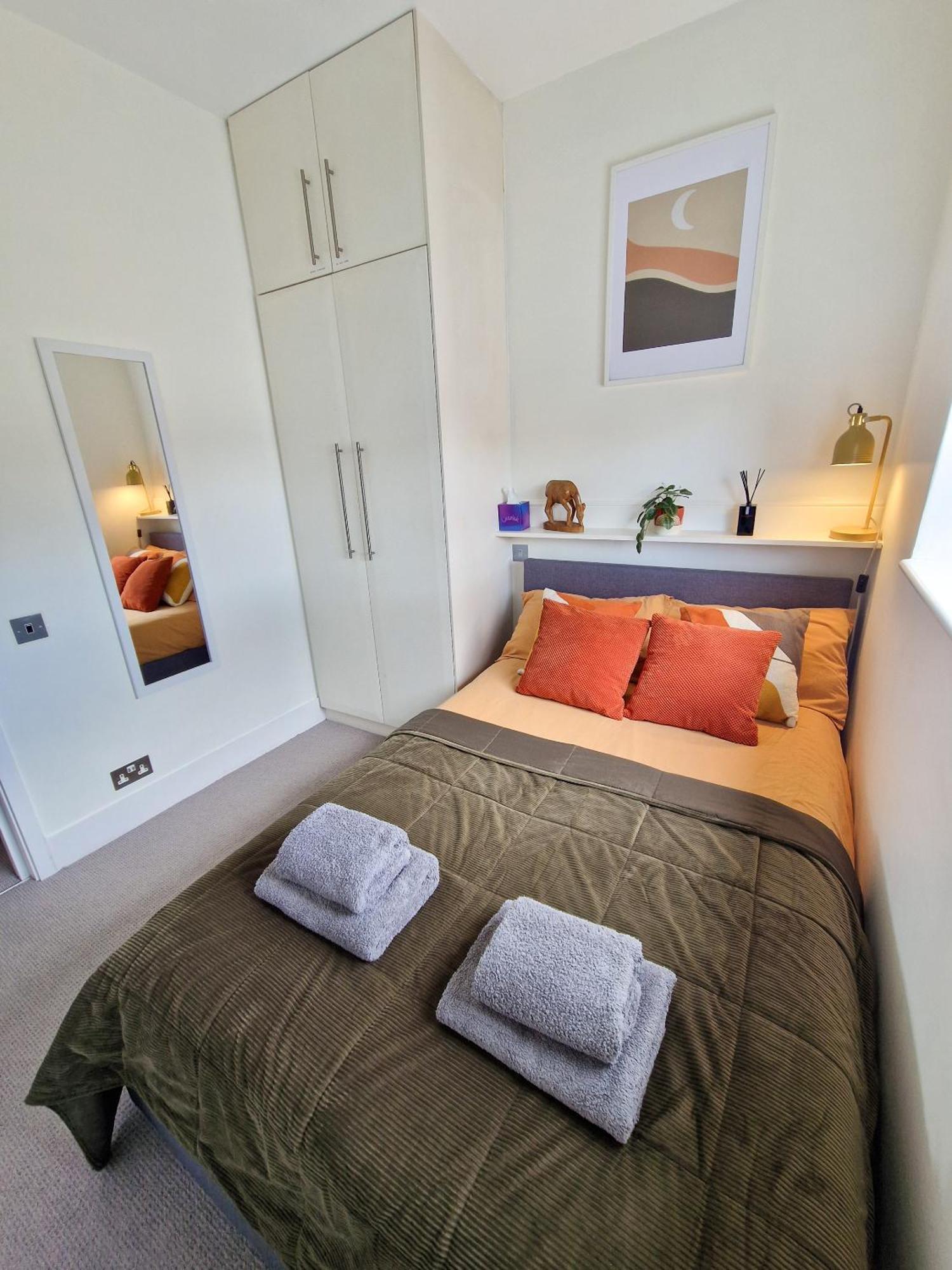 Apartment 1-bed Apartment, Close To Kensington Olympia With Free Wi-fi & Netflix *