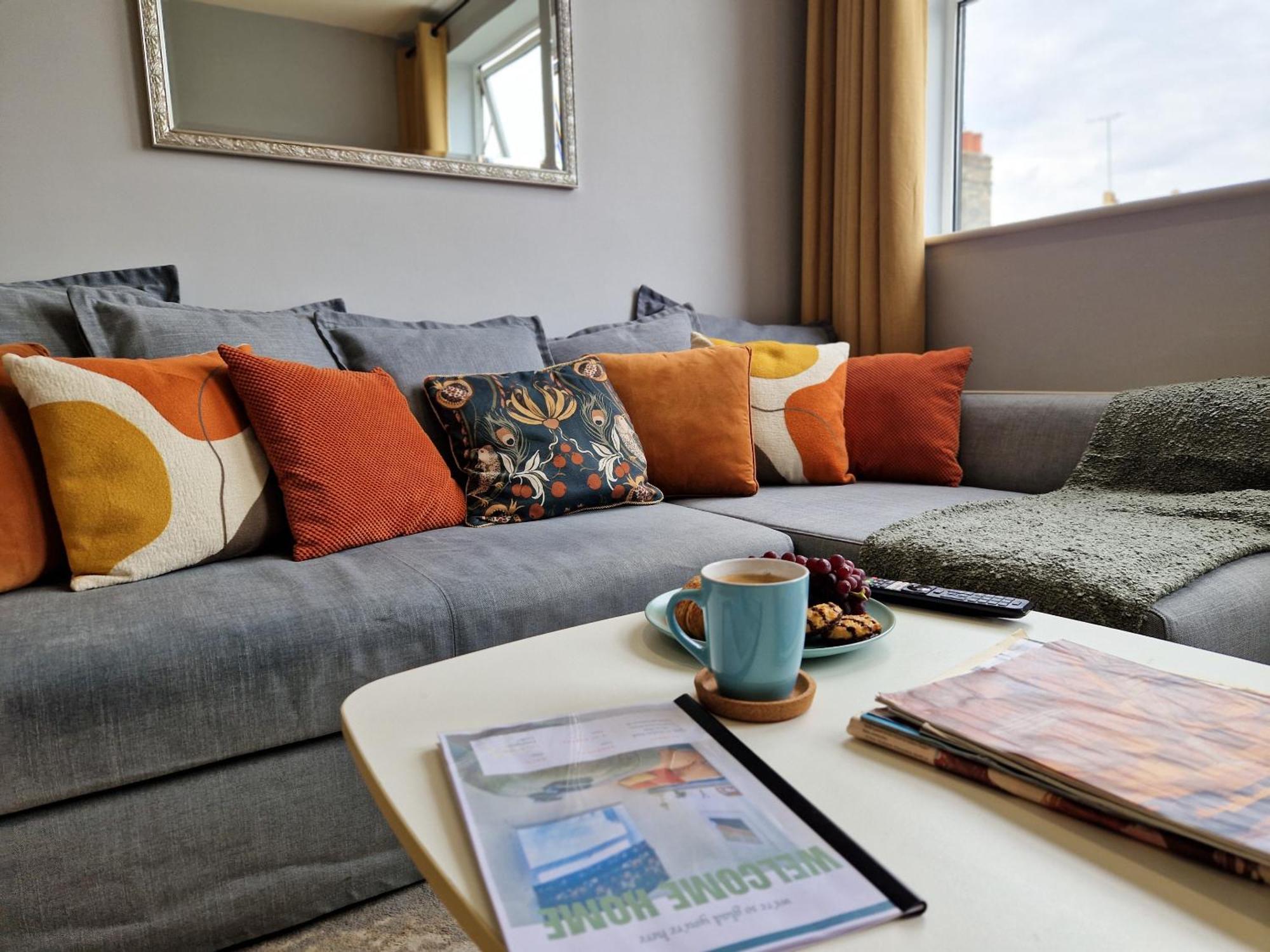 Apartment 1-bed Apartment, Close To Kensington Olympia With Free Wi-fi & Netflix *